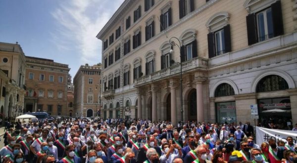 Sindaci siciliani in piazza a Roma chiedono dignità istituzionale