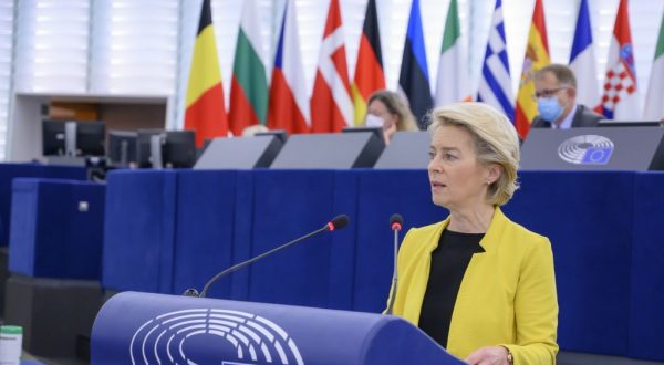 Von der Leyen “Vaccini sufficienti per il 70% della popolazione Ue”