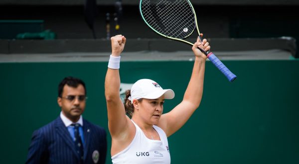 Barty regina di Wimbledon, domani Berrettini-Djokovic