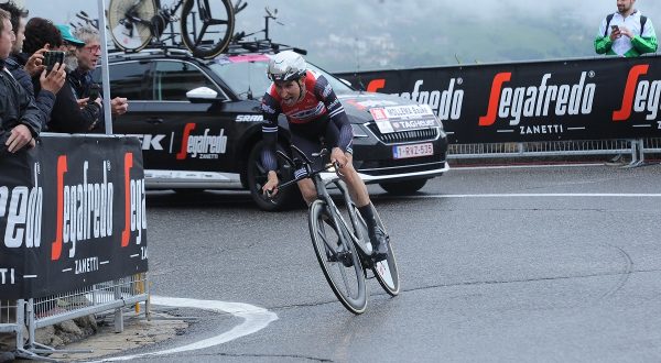 Mollema vince per distacco al Tour, Pogacar resta leader