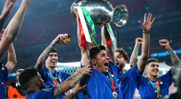 Centinaia di tifosi accolgono gli azzurri a Roma, cori e applausi