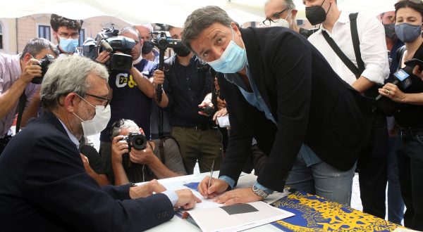 Renzi firma per i referendum “Battaglia per la giustizia giusta”