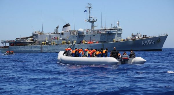 Cinquanta migranti alla deriva salvati a largo di Lampedusa