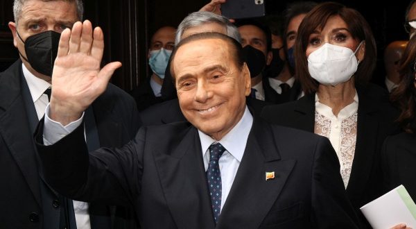 Berlusconi “Opporsi al vaccino non è libertà, serve unità nazionale”