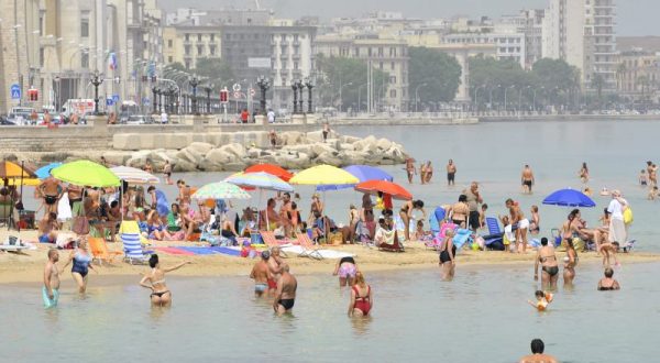 Turismo, vacanze rimandate e più brevi