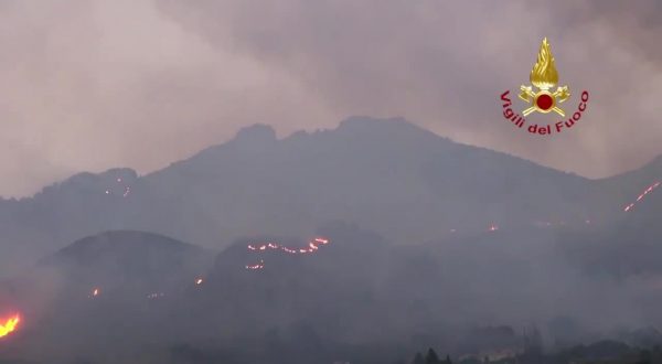 Incendi nel palermitano, dall’alba in azione mezzi aerei