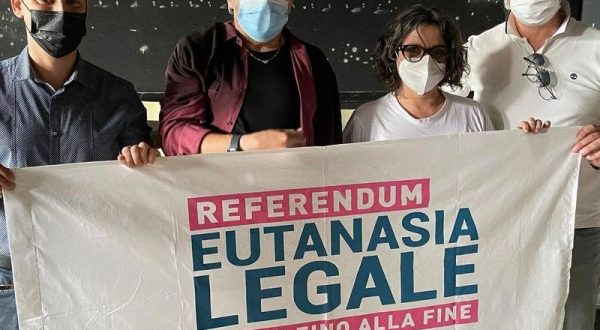 Eutanasia, Vasco Rossi firma per referendum fine vita