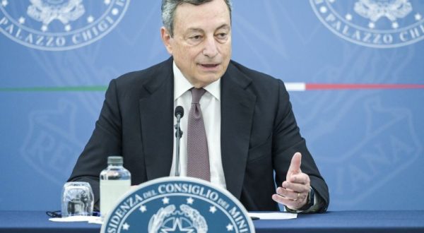 Draghi agli italiani “Vaccinatevi e rispettate le regole”