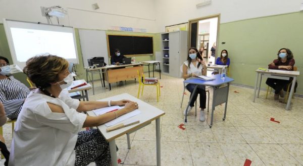 Scuola, via libera a protocollo d’intesa per ripresa in sicurezza