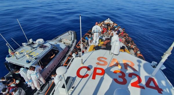 Tredici sbarchi di migranti a Lampedusa, al via trasferimenti