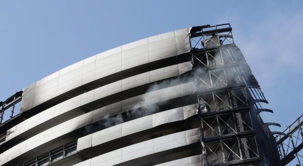 Incendio grattacielo a Milano, tra le ipotesi un cortocircuito