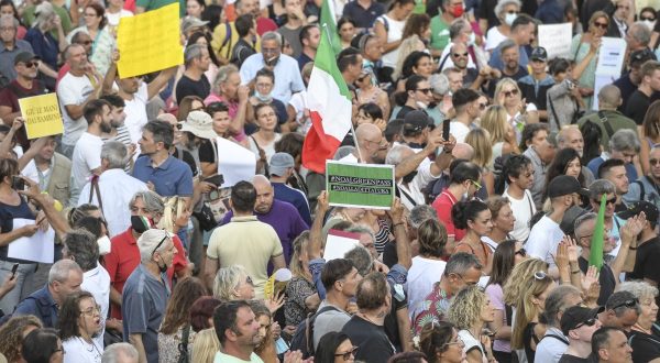 Manifestazioni No-Vax, due giornalisti aggrediti e Bassetti minacciato