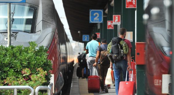 Sindacati “No al blocco dei treni, sosteniamo la campagna vaccinale”