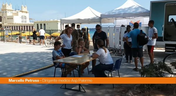 Vaccini in spiaggia a Mondello, alta adesione dei palermitani