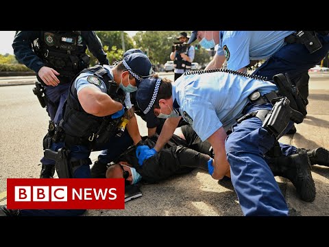 Australian police clash with anti-lockdown protesters – BBC News