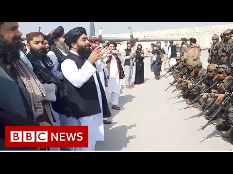 Afghans face uncertainty as Taliban celebrate victory – BBC News