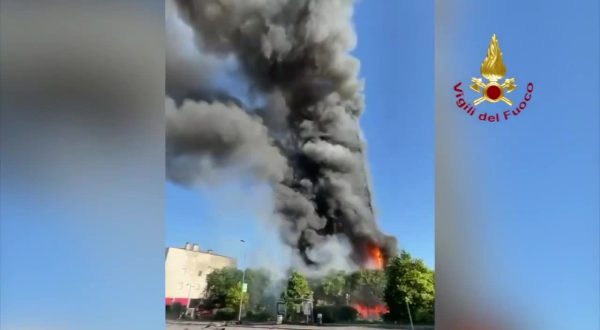 Milano, incendio devasta un palazzo