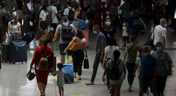 Green pass, scatta l’obbligo per aerei, treni e personale scolastico