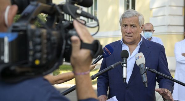 Covid, Tajani “Tampone gratuito per chi non può vaccinarsi”