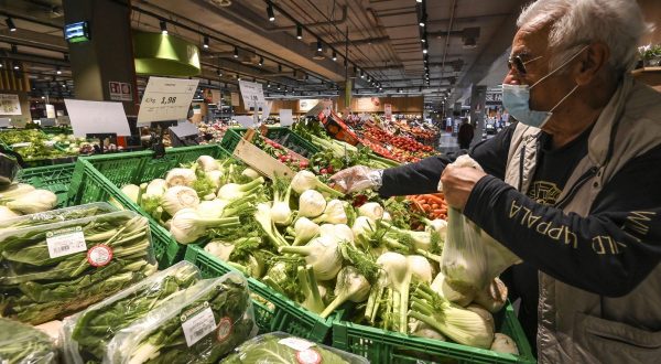 Istat, la fiducia dei consumatori ai massimi storici