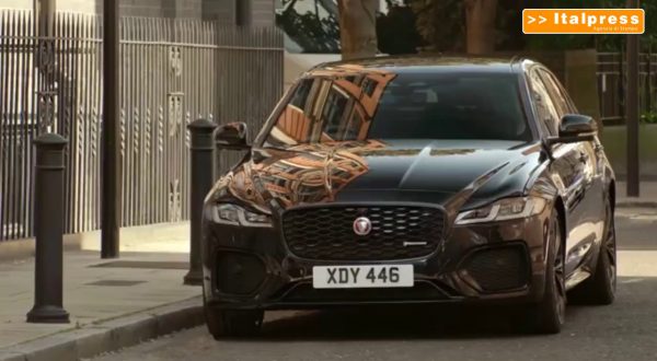 Jaguar XF, inseguimento tra le strade di Londra