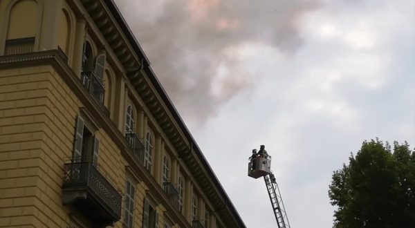 Torino, incendio in edificio in piazza Carlo Felice