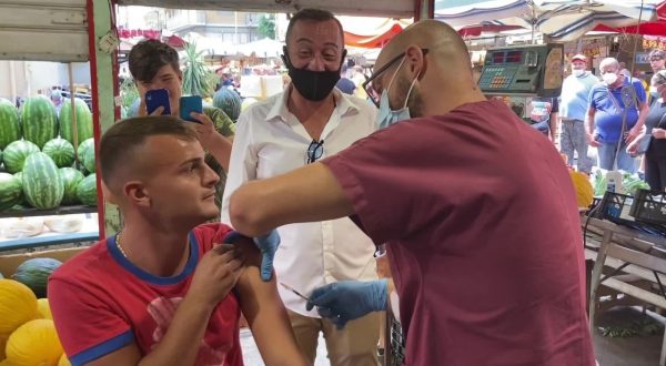 A Palermo vaccini tra le bancarelle di Ballarò