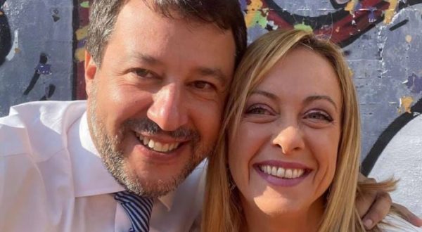 Abbraccio Meloni-Salvini a Roma “Destinati a governare insieme”