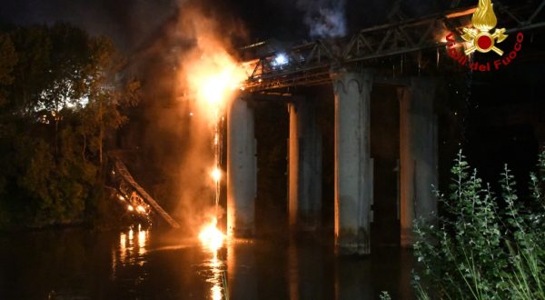 Roma, notte di paura sul Tevere: brucia e crolla Ponte dell’Industria