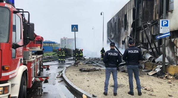 Aereo privato precipita a San Donato Milanese, otto morti