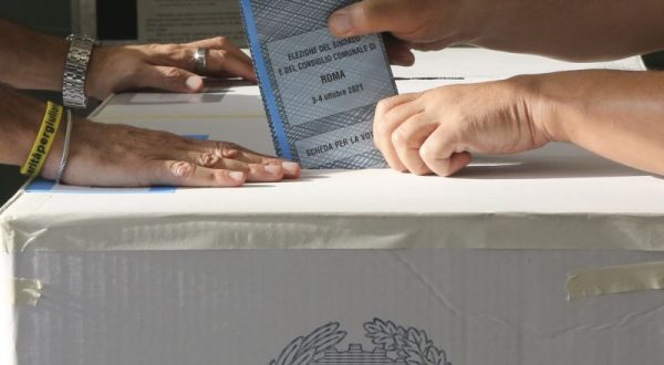 Al centrosinistra Milano, Napoli e Bologna, ballottaggi a Roma e Torino