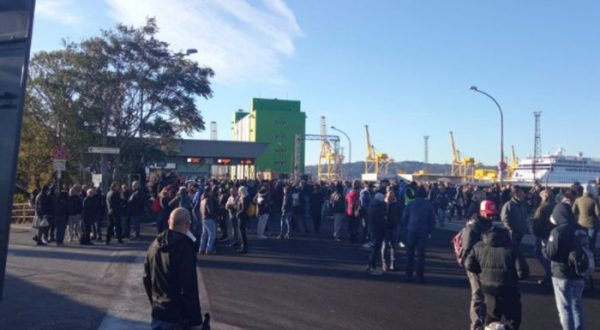 Green pass, proteste e blocchi nei porti di Genova e Trieste