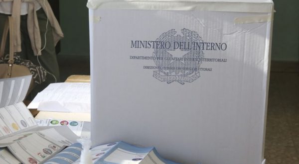 Urne aperte per i ballottaggi alle 7, affluenza in calo