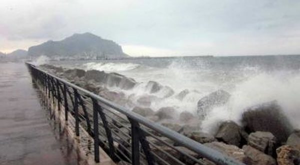 Maltempo senza tregua in Sicilia, un morto a Scordia. Allerta rossa