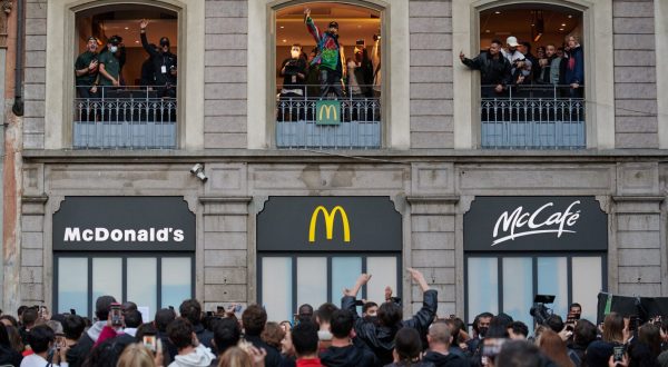 Milano, al ristorante McDonald’s di Piazza Duomo a sorpresa arriva Ghali