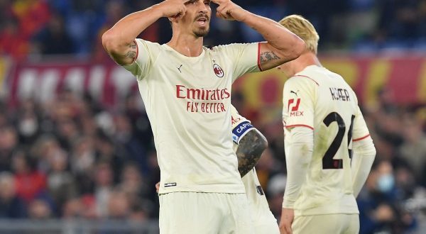 Il Milan espugna Roma con super Ibra, in testa col Napoli