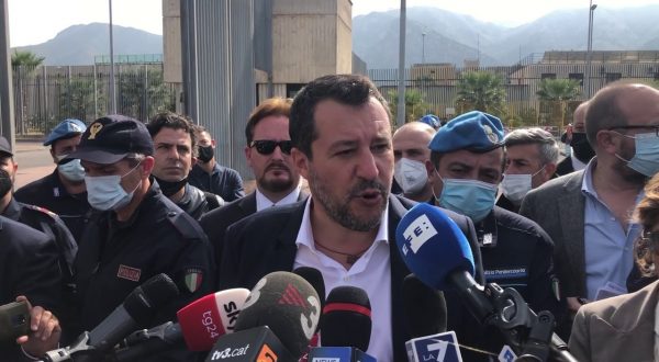 Salvini “Errore finanziare reddito cittadinanza e tagliare pensioni”