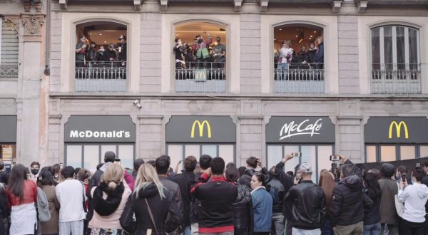 Milano, al McDonald’s di piazza Duomo un concerto a sorpresa di Ghali