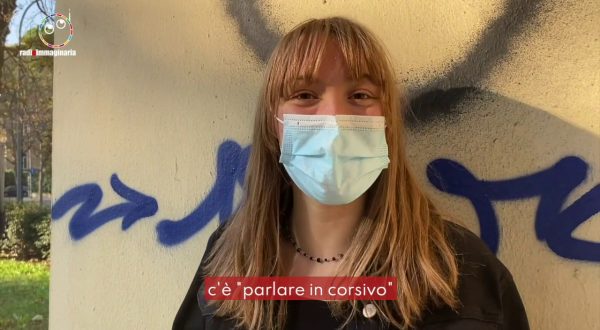 Parlare in corsivo, la nuova moda degli adolescenti