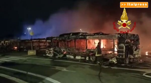 Incendio in un deposito Atac, distrutti 30 bus