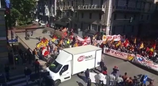 Sciopero Usb, corteo di protesta a Palazzo Isimbardi a Milano