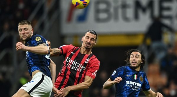 Calhanoglu su rigore e autogol De Vrij, Milan-Inter 1-1