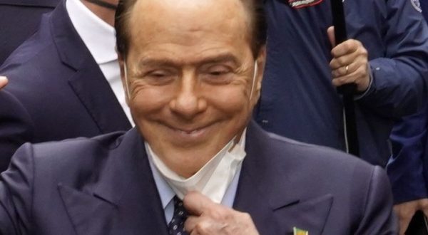 Berlusconi “Draghi resti premier, irresponsabile interrompere”