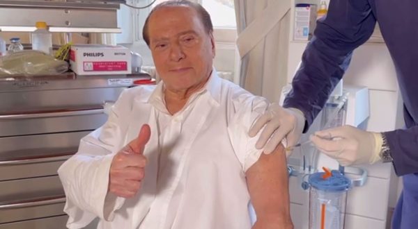 Covid, Berlusconi riceve la terza dose di vaccino