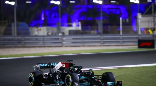 Hamilton vince in Qatar e va a -8 da Verstappen, 3° Alonso