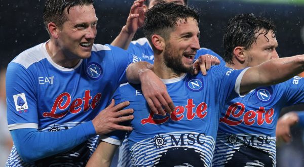 Napoli-Lazio 4-0, partenopei in vetta nel ricordo di Maradona