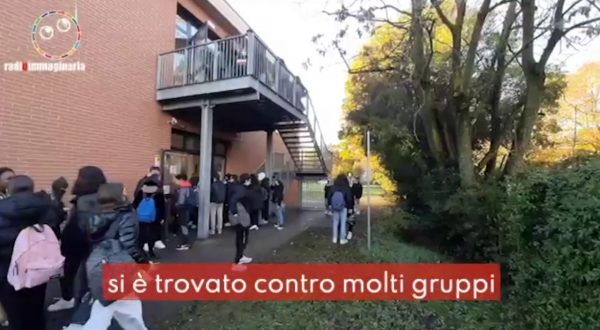 Rissa per un panino in una scuola di Carpi