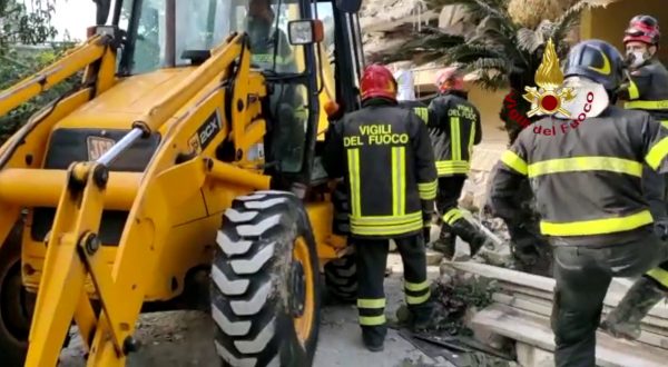 Crolla palazzina nel casertano, si scava tra le macerie