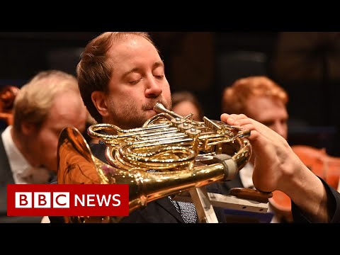 The musician who plays the French horn using his left foot – BBC News