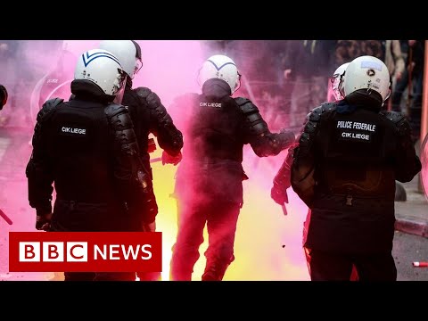 Austria back in lockdown despite protests – BBC News